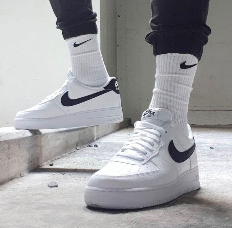 NIKE AIRFORCE 1 BLACK SWOOSH