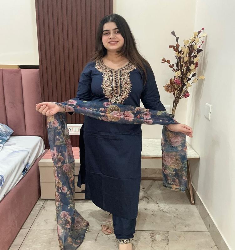 Exclusive Cotton Suit Set comes with Zari Detailings